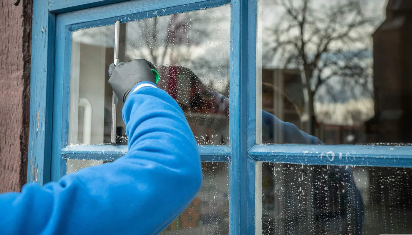 Professionelle Reinigung einer gut erreichbaren Glasfläche